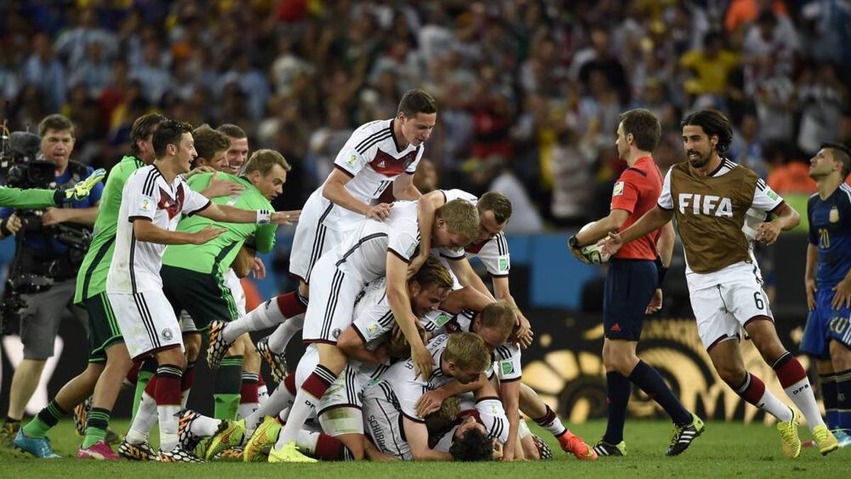 2014: "Mach ihn! Maaach ihn. Er macht ihn!" Mario Götze schießt Deutschland in Brasilien gegen Argentinien in der Verlängerung zum vierten Weltmeistertitel