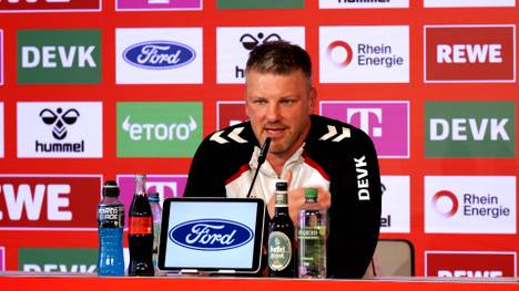 Kölns Trainer Lukas Kwasniok holt auf einer Pressekonferenz zu einer Brandrede aus. Es geht unter anderem um Said El Mala.
