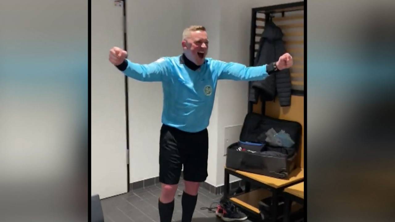 Schiedsrichter Patrick Ittrich feiert Kollegen Sascha Thielert für Jubiläum