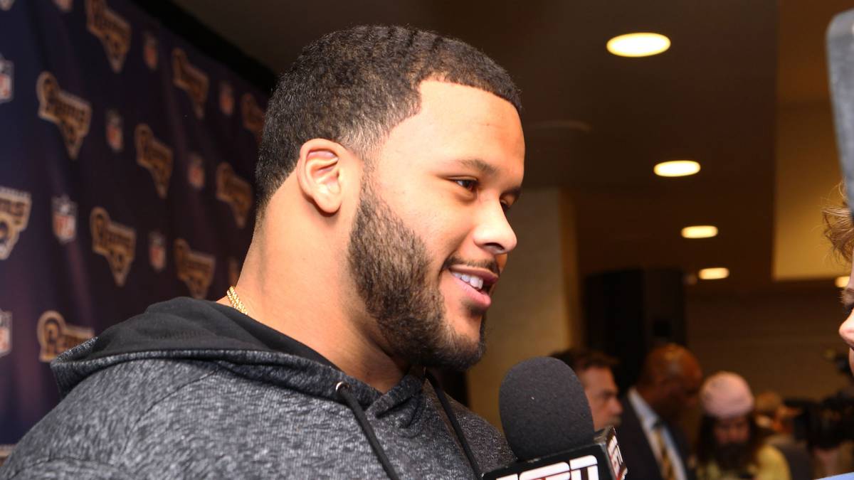 PLATZ 15 - AARON DONALD (Los Angeles Rams, Defensive End): Ihm gelingen die meisten Quarterback-Hits der Saison 2016 (31). Auch mit 17 Tackles for Loss hat der Quarterback-Schreck zusammen mit vier anderen Spielern die Nase vorne. In seinen drei NFL-Jahren steht er immer im Pro Bowl