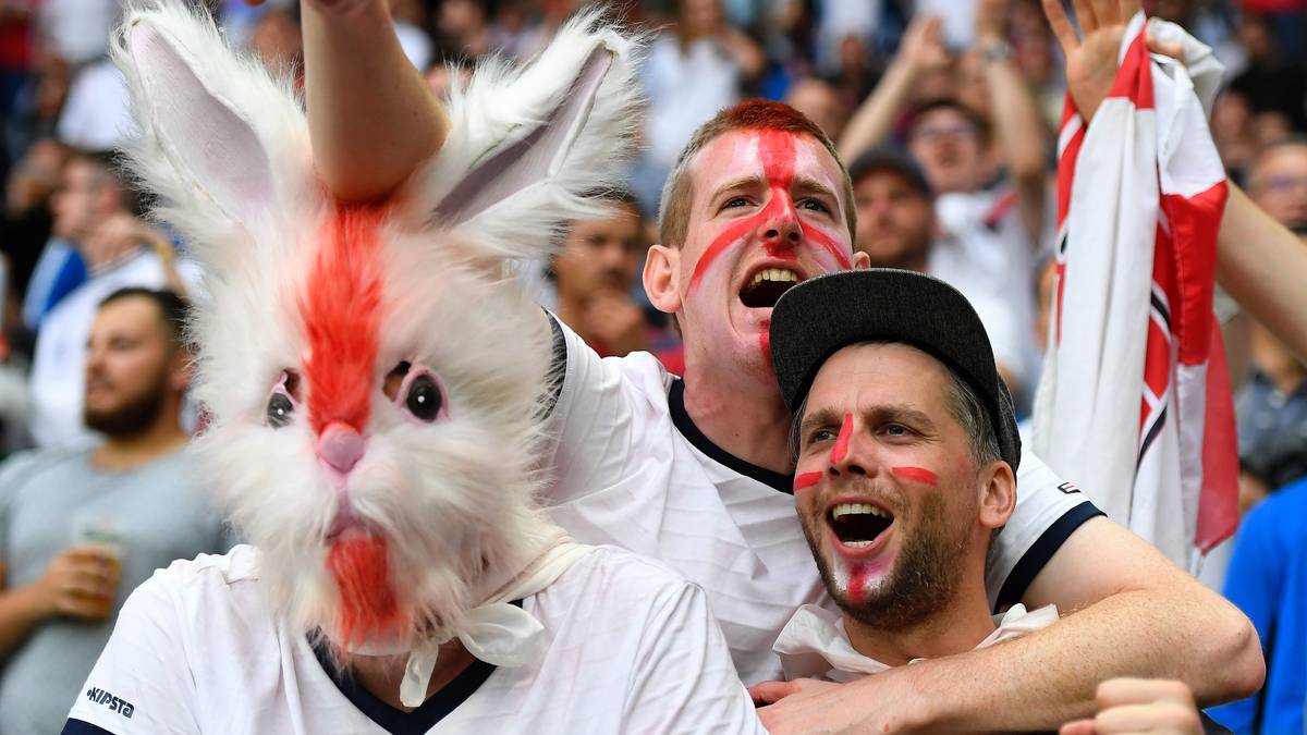 Die Fans haben sich jedenfalls schick gemacht und treten als englischer Hase ...