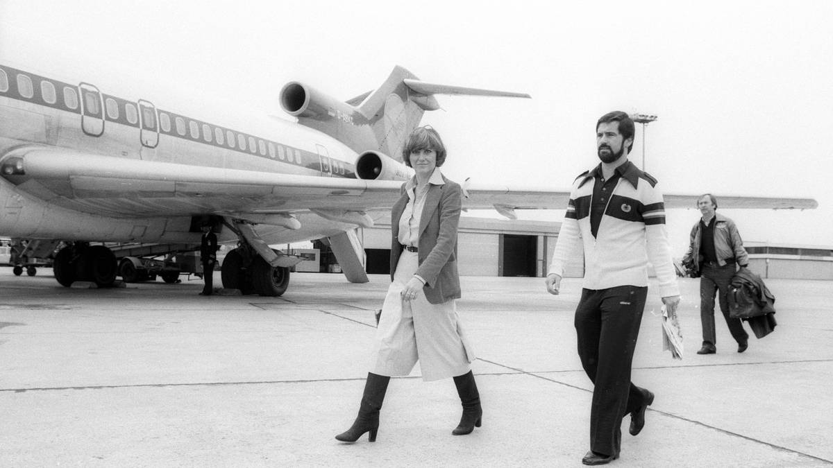 Unter der hat der gelernte Weber Zeit seiner Karriere zu leiden. Nach jedem überstandenen Flug steckt er sich einen 100 Mark-Schein in die Brusttasche, um diesen später der Kirche zu spenden