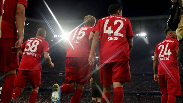 MUNICH, GERMANY - JULY 31:  (EDITORS NOTE: A star effects camera filter was used for this image.) Players of FC Bayern Muenchen enter the pitch after the half time during the Audi cup 2019 final match between Tottenham Hotspur and Bayern Muenchen at Allianz Arena on July 31, 2019 in Munich, Germany. (Photo by Alexander Hassenstein/Getty Images for AUDI)