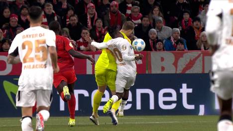 Es ist eine Szene, die sich tief ins Gedächtnis vieler Bayern-Fans eingebrannt hat. Der Platzverweis von Manuel Neuer im DFB-Pokal-Achtelfinale gegen Leverkusen 2024 stellte die Partie mit einem Schlag komplett auf den Kopf.