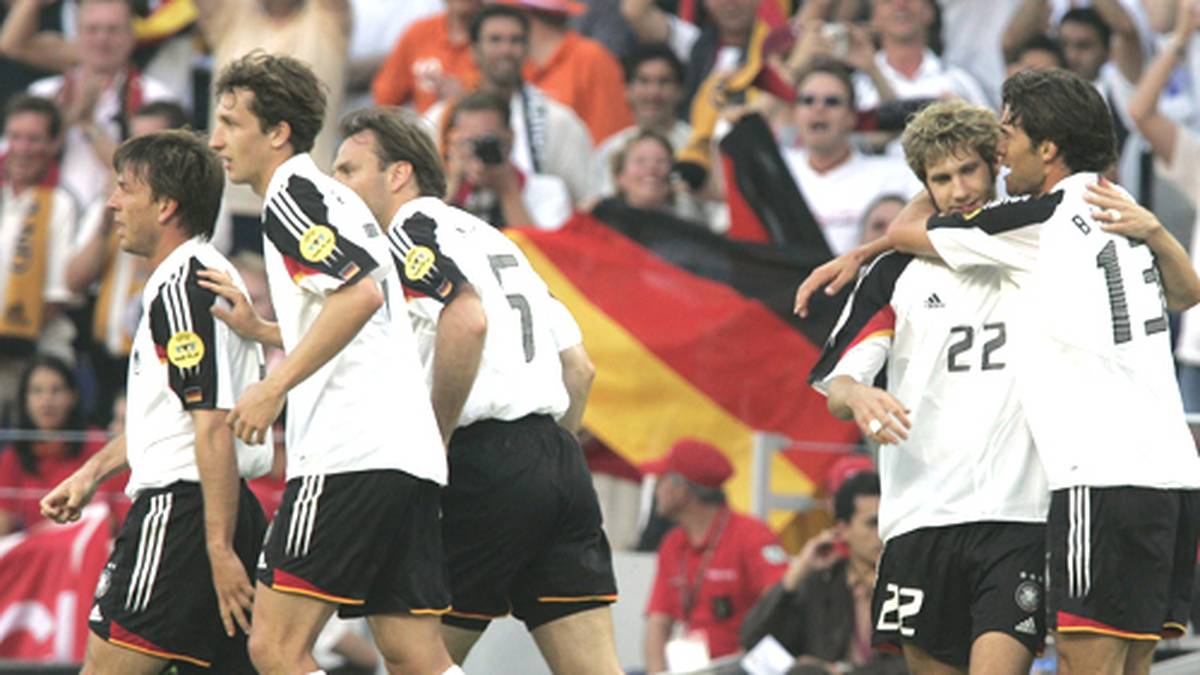 15. Juni 2004 in Porto:  Im Gruppenspiel der EM-Endrunde in Portugal trifft eine fußballerisch schwache deutsche Elf im bislang letzten Pflichtspiel auf die Niederlande. Torsten Frings (2.v.r.) erzielt in der 30.Minute zwar den Führungstreffer für den DFB, ?