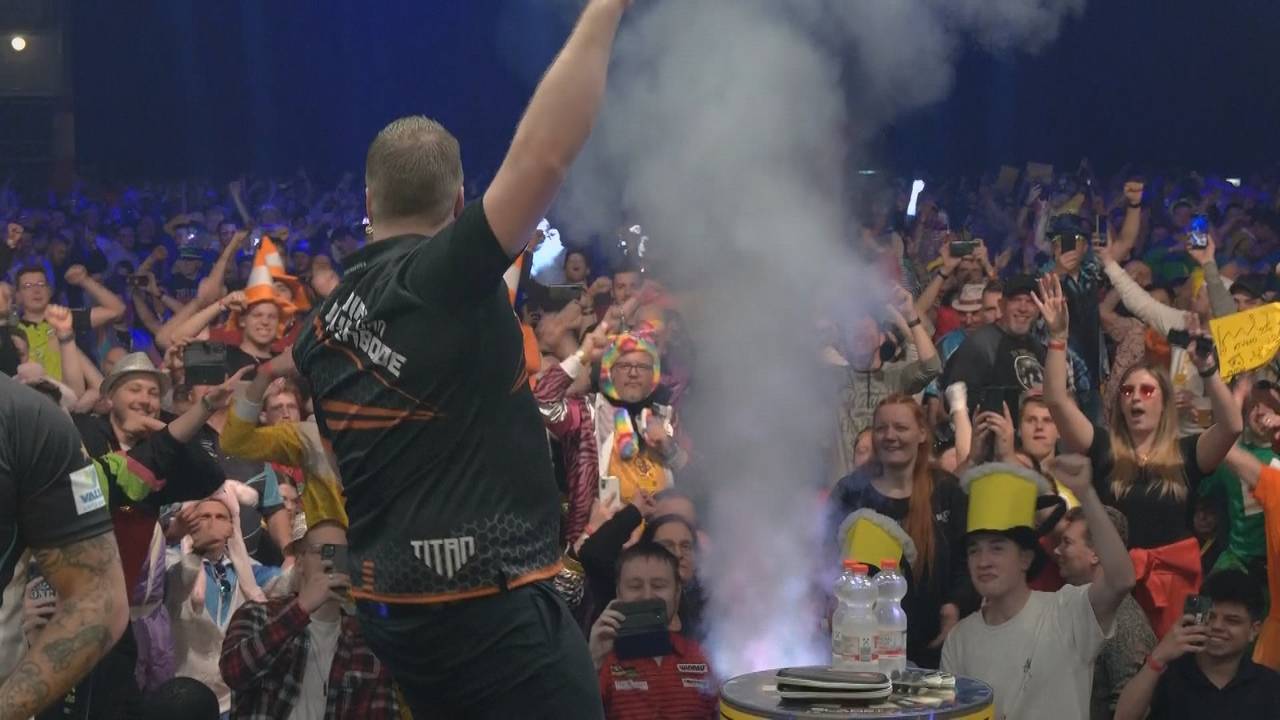 European Darts Open: Dirk van Duijvenbode bringt Halle mit Walk-on zum Beben