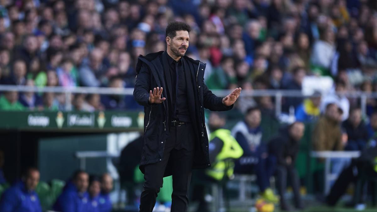 Diego Pablo Simeone wird am 28. April 1970 in der argentinischen Hauptstadt Buenos Aires geboren und gibt bereits im Jahr 1987 mit 17 Jahren beim lokalen Klub Velez Sarsfield sein Profidebüt in der argentinischen Primera Division