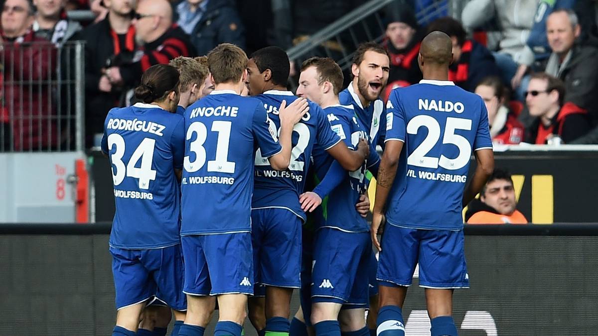 Bas Dost  (2.v.r.) ist schon nach sechs Minuten für den VfL per Kopf zur Stelle.