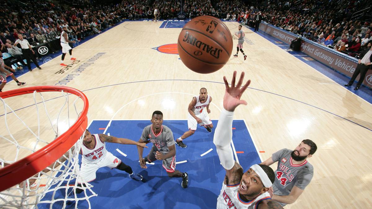 Ein hochklassiges Duell liefern sich Carmelo Anthony und im Hintergrund Jimmy Butler. Die Schlüsselspieler der Teams treffen oft im direkten Duell aufeinander