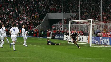 Roy Makaay (Bayern, r.) bejubelt das 1:0 gegen Torwart Iker Casillas (Real Madrid)