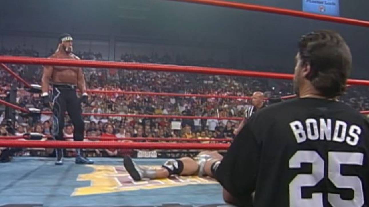 Jeff Jarrett legte sich für Hulk Hogan hin, Vince Russo warf den Gürtel in den Ring