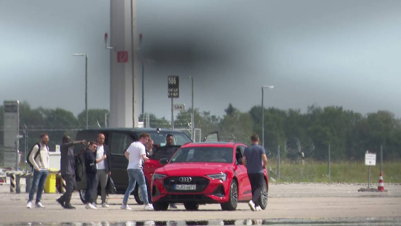 Sadio Mané nach der Ankunft am Münchner Flughafen