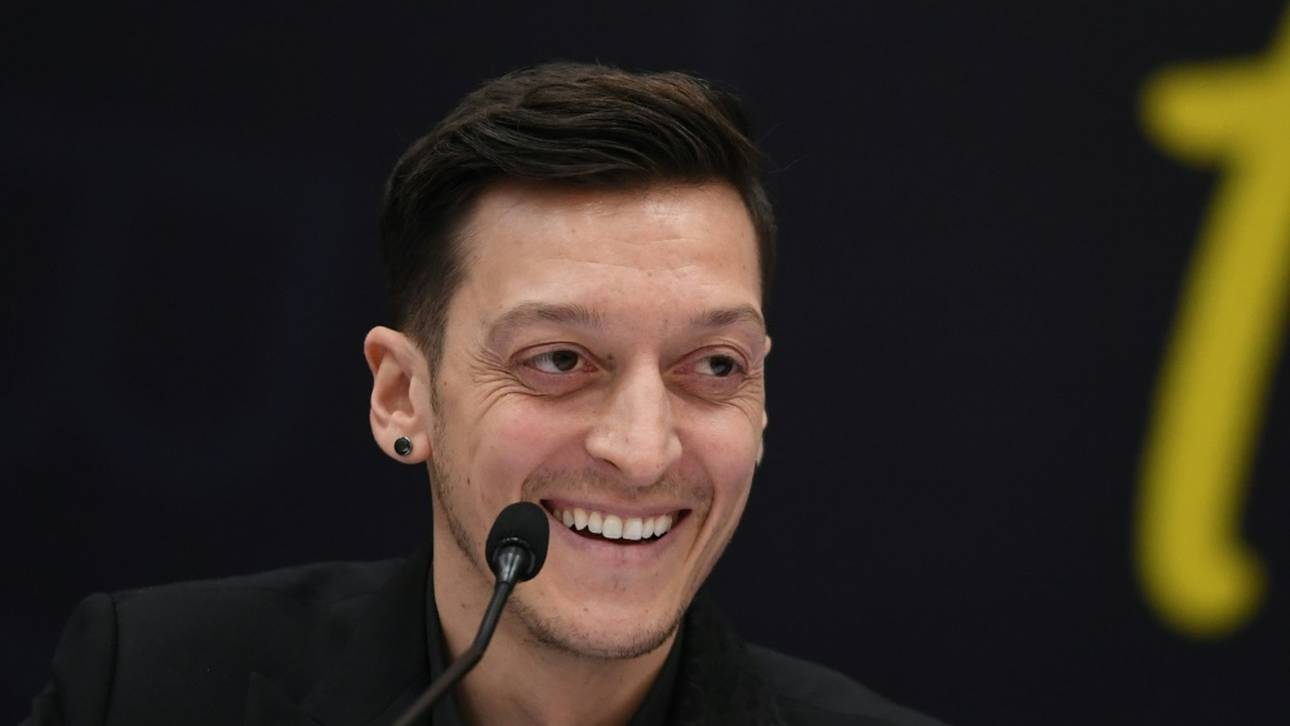 Özil erstmals auf der Fener-Bank