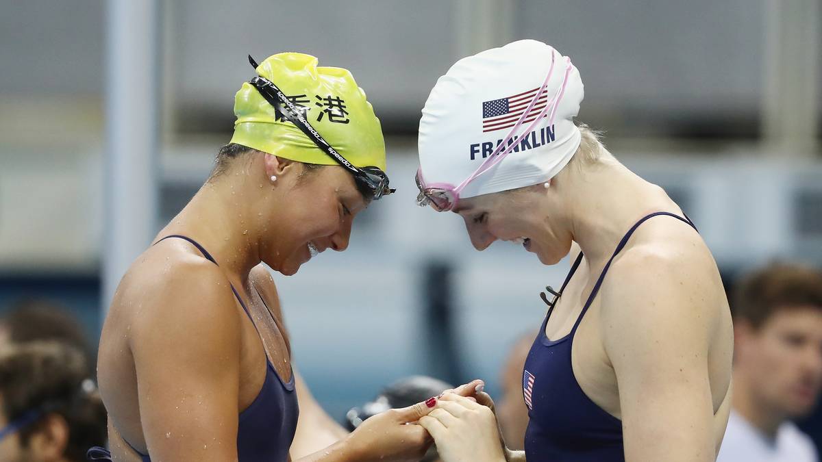 Nur nicht mit dem gleichen Nagellack ins Becken. Hong Kongs Sze Hang Yu und die US-Amerikanerin Missy Franklin gleichen vor dem Sprung ins Wasser ihren Nagellack ab