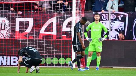 Ajax Amsterdam verliert gegen den FC Utrecht und rutscht somit immer weiter ab in der Tabelle. Nach dem späten Siegtreffer der Utrechter kommt es erneut zu Spielunterbrechungen wegen der frustrierten Fans.