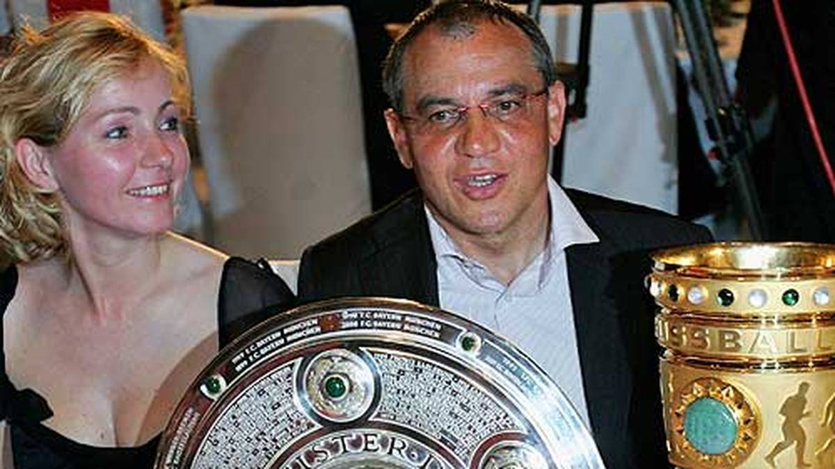 Mit dem FC Bayern gewinnt Magath, inzwischen übrigens mit Nicola Jorde (l.) verheiratet, als Trainer innerhalb von nur drei Jahren zweimal das Double aus Meisterschaft und DFB-Pokal