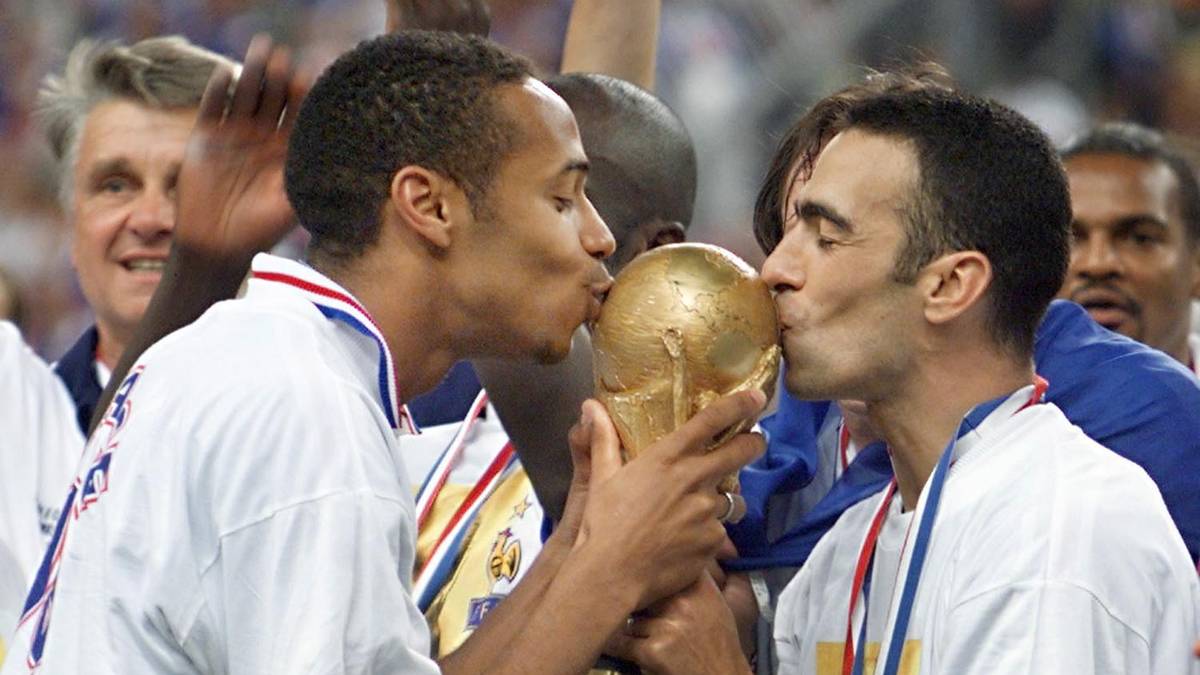 YOURI DJORKAEFF (r.): Bevor er sich auf Weltreise zu Inter, nach Kaiserslautern, Bolton, Blackburn und New York begab, machte sich der Weltmeister von 1998 in der Heimat einen Namen. Vor seiner Zeit in Monaco und bei PSG erzielte er für den damaligen Zweitligisten Straßburg 27 Tore in 41 Spielen