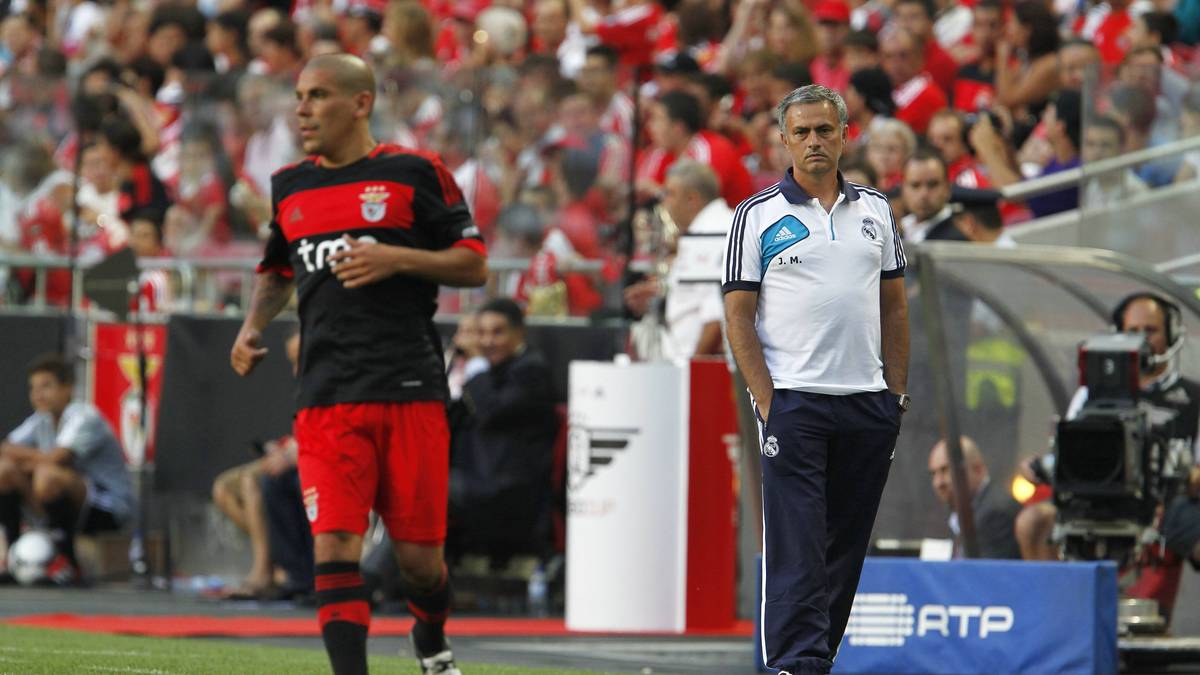 Nach drei gemeinsamen Jahren verlässt Mourinho (hier als Trainer von Real Madrid) Barca und geht zunächst als Assistent von Jupp Heynckes zurück nach Portugal zu Benfica Lissabon. Da Heynckes aber bereits nach vier Spieltagen entlassen wird, schlägt die Stunde des "Special One"