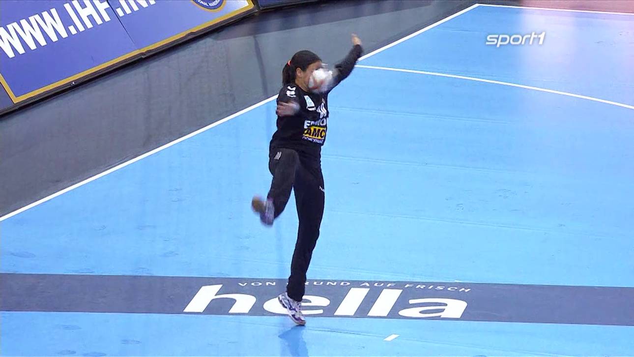 Chinesin wirft Torfrau ins Gesicht