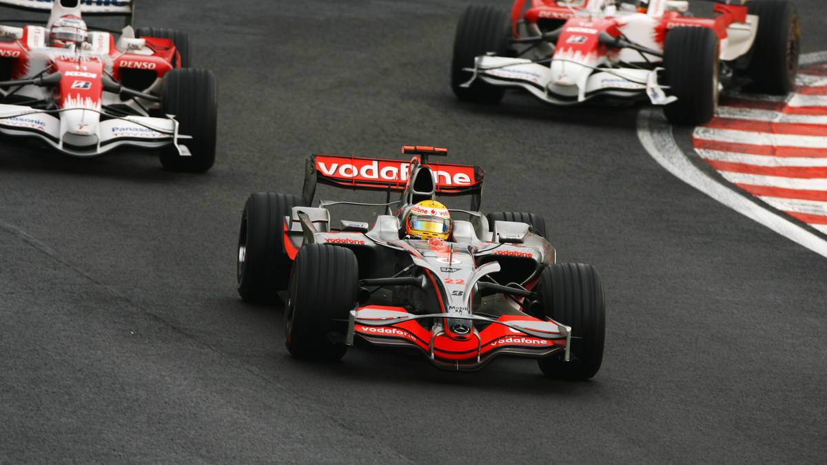 S wie Sao Paulo: Mit einem Überholmanöver auf den letzten Metern der letzten Runde des letzten Rennens der Saison holte sich Hamilton in Brasilien 2008 seinen ersten Titel