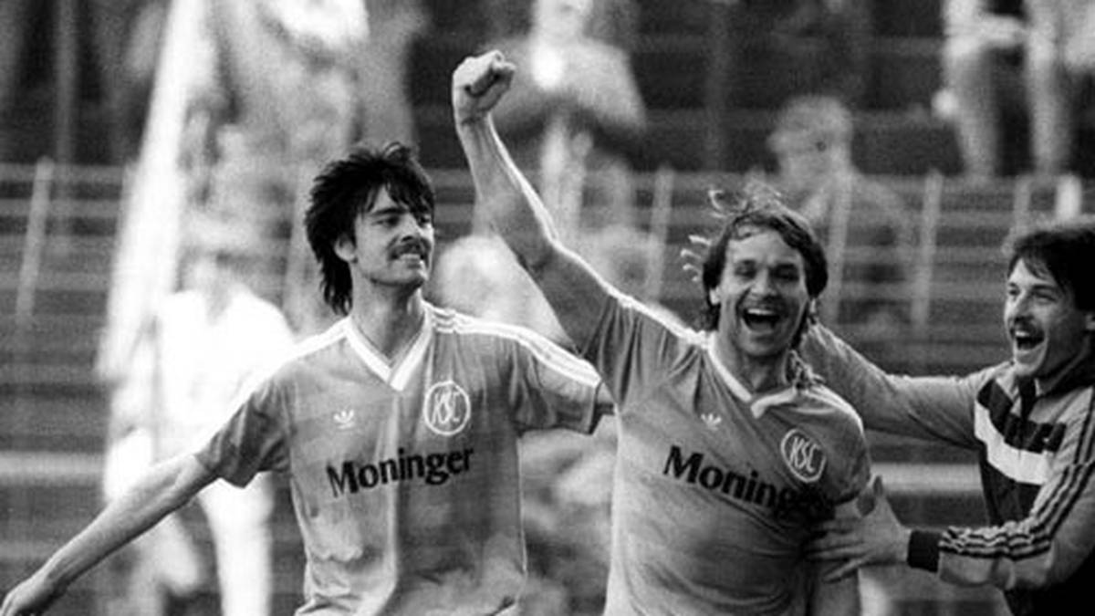 Also das ist doch... Jogi Löw (l.). Toptorschütze der Saison ist jedoch der Spieler rechts neben ihm: Emanuel Günther vom KSC erzielt 1984 wie Wohlfahrt 30 Treffer