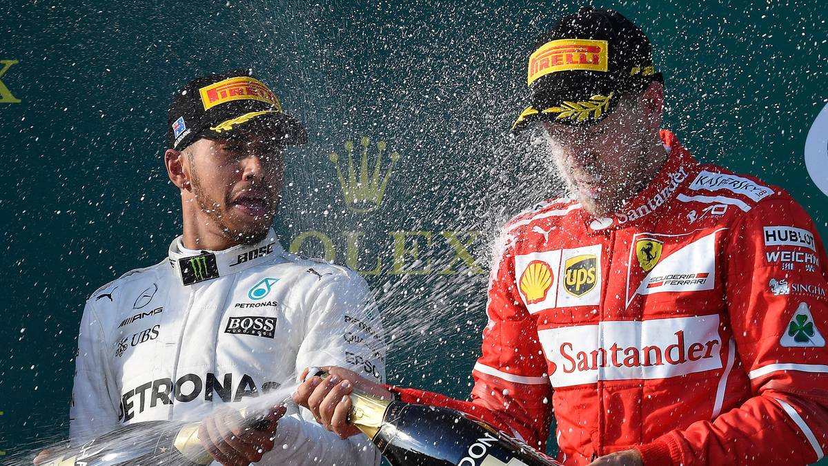 Lewis Hamilton ist dreimaliger Weltmeister und damit noch einen Titel entfernt von Vettel. Was die Podiumsplatzierungen in einer Saison angeht, kann  der Brite mit dem Deutschen mithalten