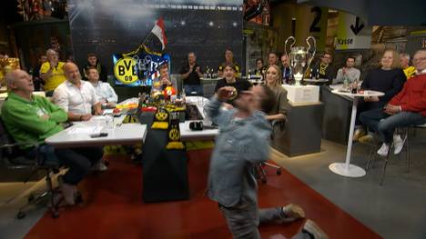 Nach einer vergebenen Chance von Atlético Madrid geht Trainer Simeone theatralisch zu Boden. Eine Szene, die SPORT1 Experte Maik Franz im Fantalk nachstellt. 