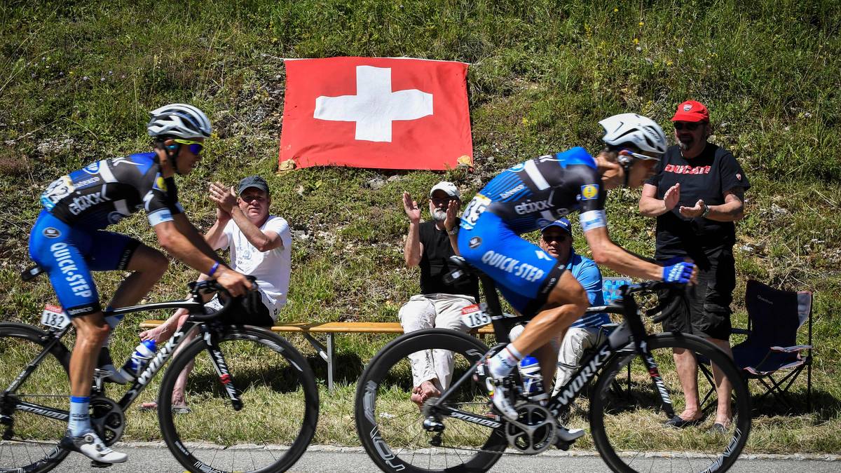 Die Schweizer kommen da natürlich an die Strecke und sehen, wie Tony Martin erfolgreich ausreißt