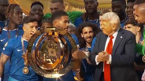 US-Präsident Donald Trump blieb nach der Übergabe der Klub-WM-Trophäe an Reece James überraschend auf der Bühne stehen – sehr zur Verwunderung einiger Chelsea-Spieler.