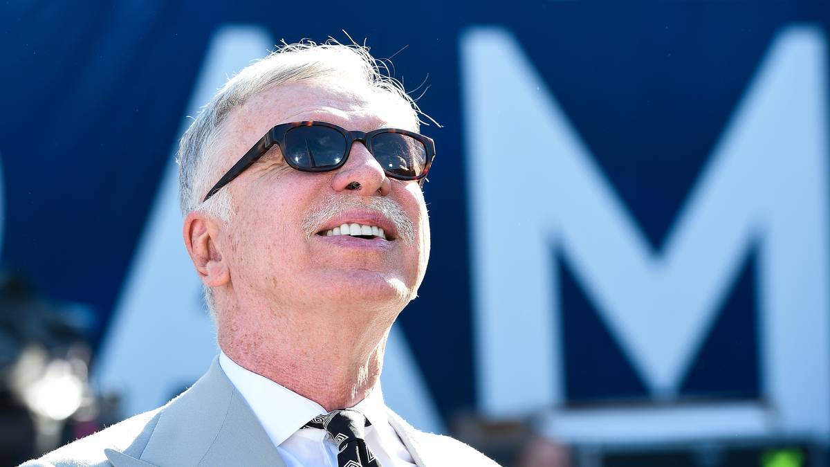 Als Immobilieninvestor startet Kroenke schließlich durch - und scheffelt Millionen. Nicht unbedeutend ist dabei seine Ehe mit Ann Walton. Die Unternehmerin ist die Nichte des Walmart-Gründers, dem umsatzstärksten Unternehmen der Welt