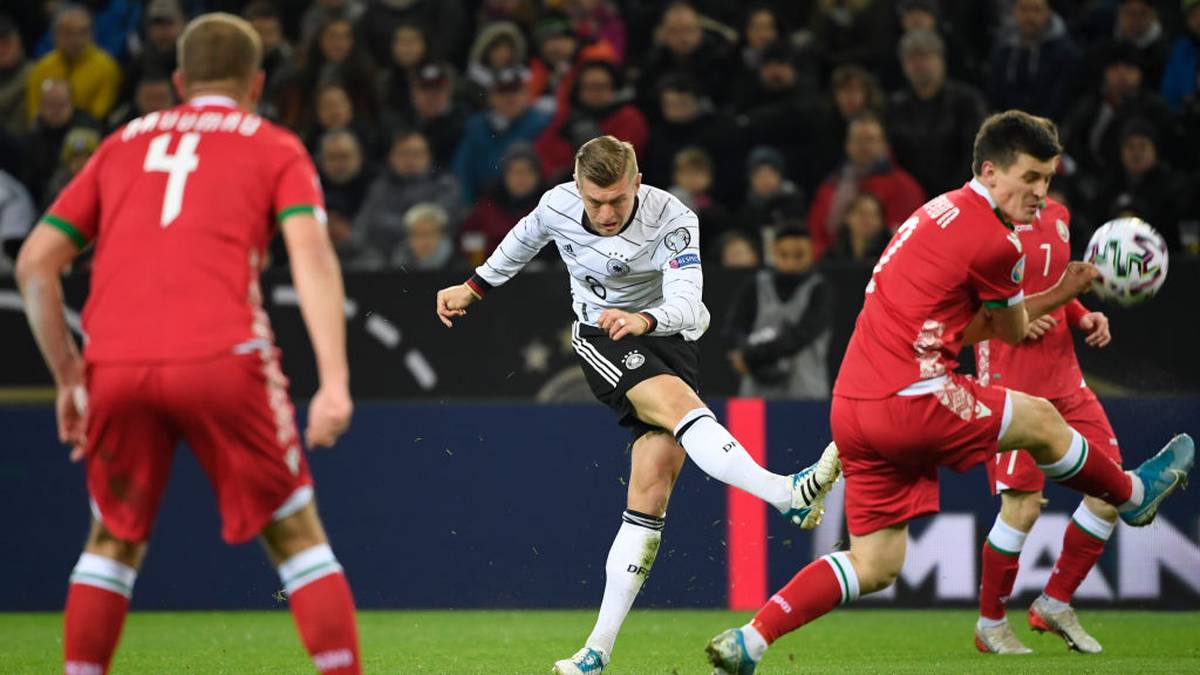 TONI KROOS: Im zentralen Mittelfeld hatte Kroos viele Ballaktionen. In der 20. Minute traf er das Außennetz, sein Freistoß war präzise, aber nicht hart genug geschossen (38.). Legte das 2:0 mit einer Ecke vor, belohnte seine gute Leistung mit dem 3:0 - mit einem für ihn typischen Schuss mit der rechten Innenseite (55.). Traumhaft sein 4:0 nach einer Drehung auf engem Raum. SPORT1-Note: 1