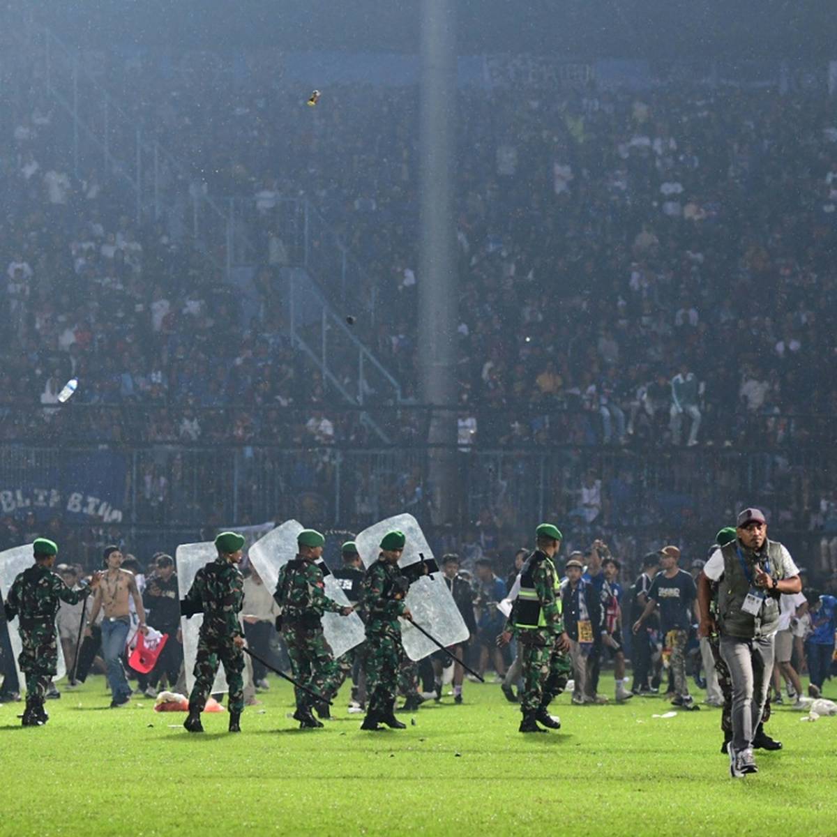 Unter Tränen hat der Präsident des indonesischen Fußball-Klubs Arema FC nach der Stadionkatastrophe in Malang um Entschuldigung gebeten.