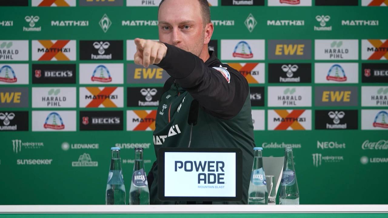 "Der Tonmann sieht aus wie Nick Woltemade!" Kurioser Moment auf Werder-PK