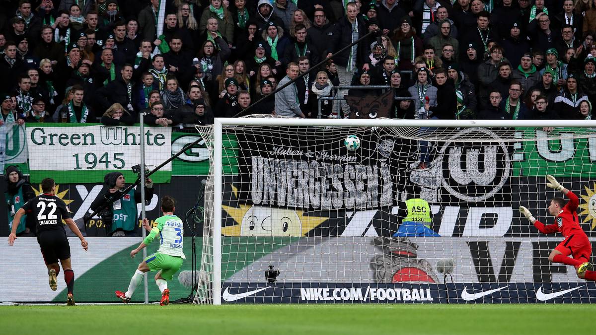 Noch besser läuft es in der Anfangsphase für die Frankfurter Eintracht: Timothy Chandler (l.) sorgt in Wolfsburg nach 22 Minuten bereits für das 2:0 für die Gäste, nachdem zuvor Sebastien Haller (18.) die Gästeführung erzielt hat