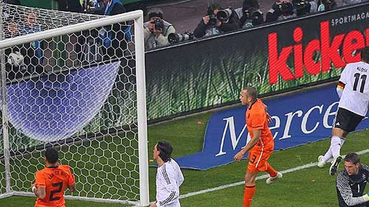 15. November 2011 in Hamburg: In einem Freundschaftsspiel überrennt die deutsche Mannschaft den Nachbarn aus dem Westen förmlich. Nach Traumtoren von Thomas Müller, Miroslav Klose und Mesut Özil wird Oranje mit 3:0 nach Hause geschickt