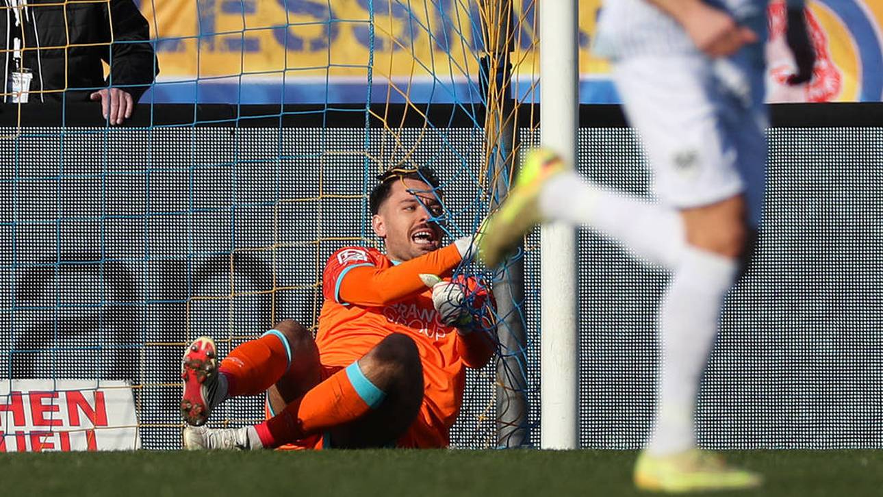 Barunschweigs Keeper Elhan Kastrati unterlief ein Slapstick-Patzer