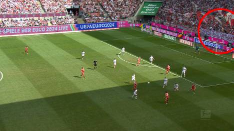 Während der Partie des 1. FC Köln gegen Union Berlin halten die Kölner Fans ein Skandal-Plakat hoch und äußern damit ihren Unmut gegen Kölns Oberbürgermeisterin Henriette Reker.