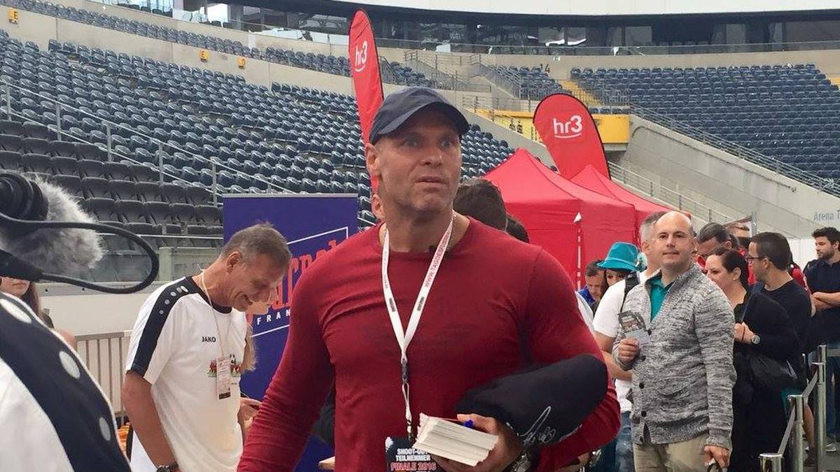 Thorsten Legat ist heiß auf das Torwandschießen.