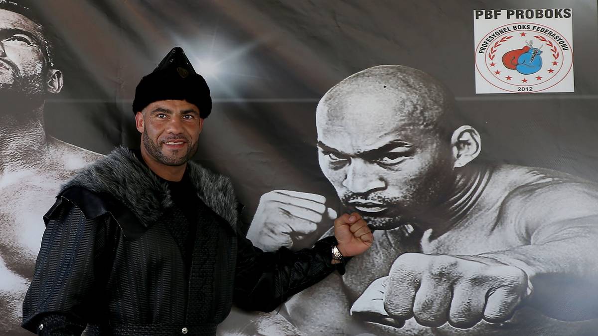 "Ich bin von der Nachricht total geschockt und weine nur noch", sagte Charr dem "Express". Obwohl bei einer Trainingskontrolle Anabolika nachgewiesen werden, bleibt der 33-Jährige bei seiner Aussage: "Ich habe noch nie etwas genommen." Sollten sich die Vorwürfe bestätigen, droht Charr eine Sperre