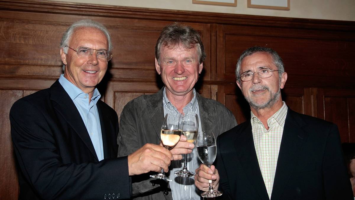 Zum 100-jährigen Jubiläum des Deutschen Fußball-Bundes im Jahr 2000 wird Müller bei der Wahl zu "Deutschlands Fußballer des Jahrhunderts" hinter Franz Beckenbauer (l.) und 54-er Legende Fritz Walter auf den dritten Platz gewählt 