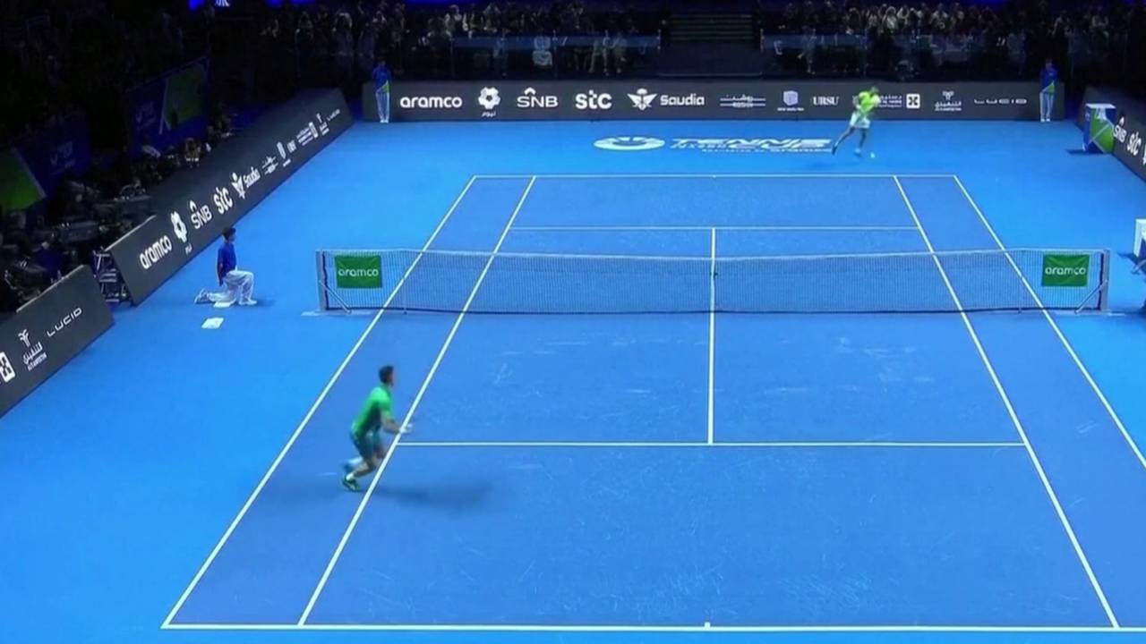 Alcaraz schlägt Djokovic! Spektakuläres Show-Match der Tennis-Giganten