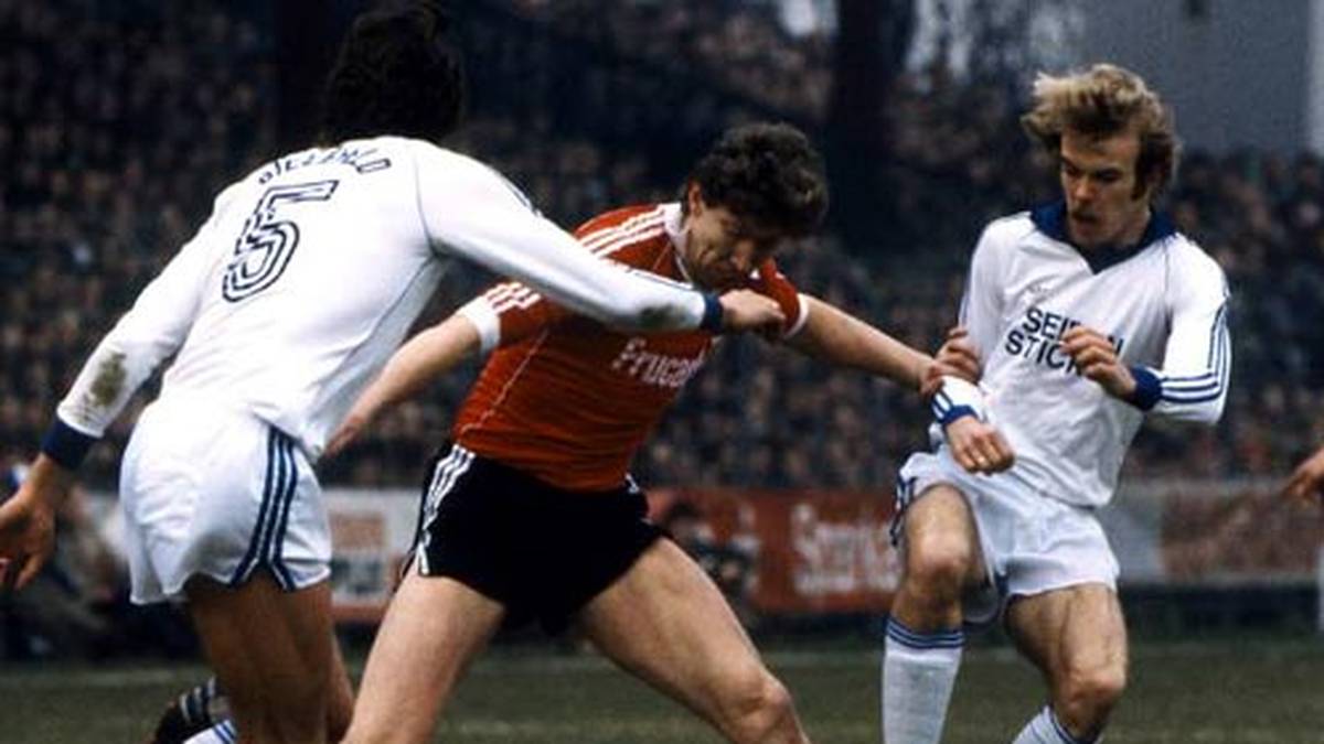 Die meisten Tore in der Zweiten Liga - 153 - schoss Dieter Schatzschneider (M.). Torschützenkönig wird er nur aber nur 1983 - mit 31 Treffern für Fortuna Köln