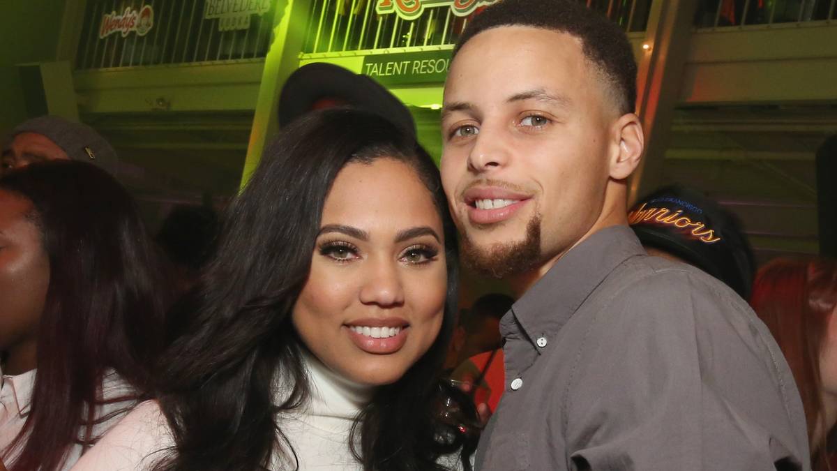 Auch privat läuft es rund. 2011 heiratet Curry seine langjährige Lebensgefährtin Ayesha Alexander, die er in seiner Jugend in einer Jugendgruppe der Kirche seiner Eltern kennen gelernt hat