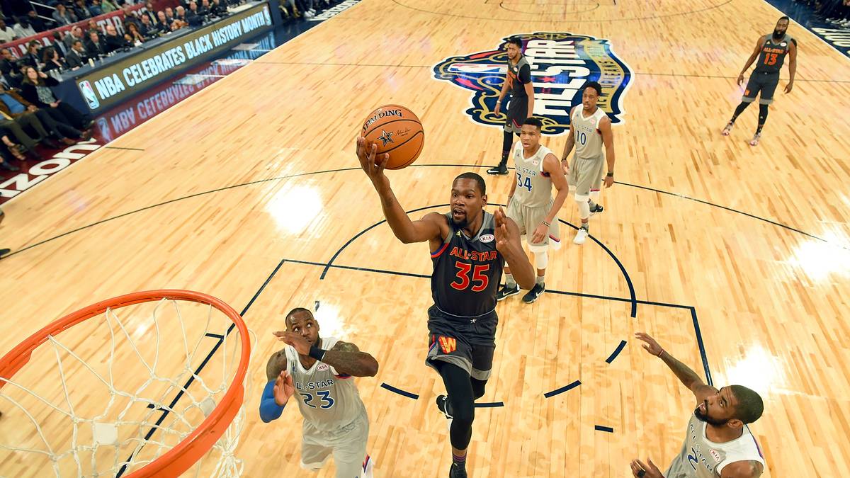 Auch Kevin Durant schaffte in New Orleans Historisches: Mit 21 Punkten, zehn Rebounds und zehn Assists legte der Warriors-Star das einzige Triple-Double des Abends auf. Auf zweistellige Werte in drei Kategorien kamen vor ihm bei All-Star Games erst Michael Jordan, LeBron James und Dwyane Wade