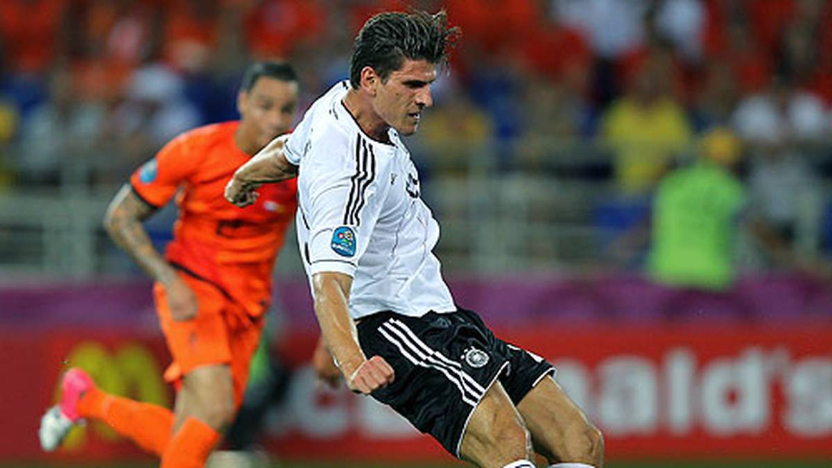 Bei der EM 2012 gibt es für Oranje erneut nichts zu holen. Mario Gomez markiert gegen den Erzrivalen seine EM-Tore zwei und drei und ist damit Garant für den 2:1-Sieg des DFB-Teams. Vor allem mit dem 1:0, vor dem Gomez einen Schweinsteiger Pass per Sohle in der Drehung mitnimmt, gibt der Bayern-Stürmer die passende Antwort auf die vorherige TV-Kritik von Mehmet Scholl
