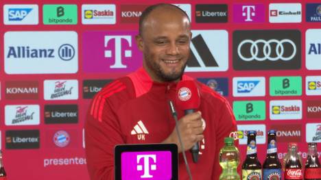 Bayerns Trainer Vincent Kompany wird auf der PK vor dem Spiel gegen Werder Bremen auf die Personalsituation angesprochen. Doch der Coach lässt sich nicht in die Karten schauen.