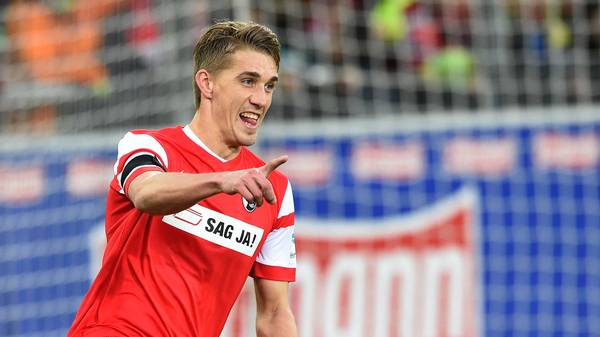 Nils Petersen bejubelt einen Treffer für den SC Freiburg gegen Eintracht Frankfurt