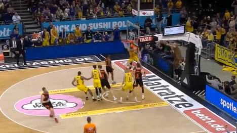 Die Basketball-Highlights von Spiel 2 der Viertelfinal-Serie ALBA BERLIN - RASTA Vechta aus den BBL-Playoffs im Video.