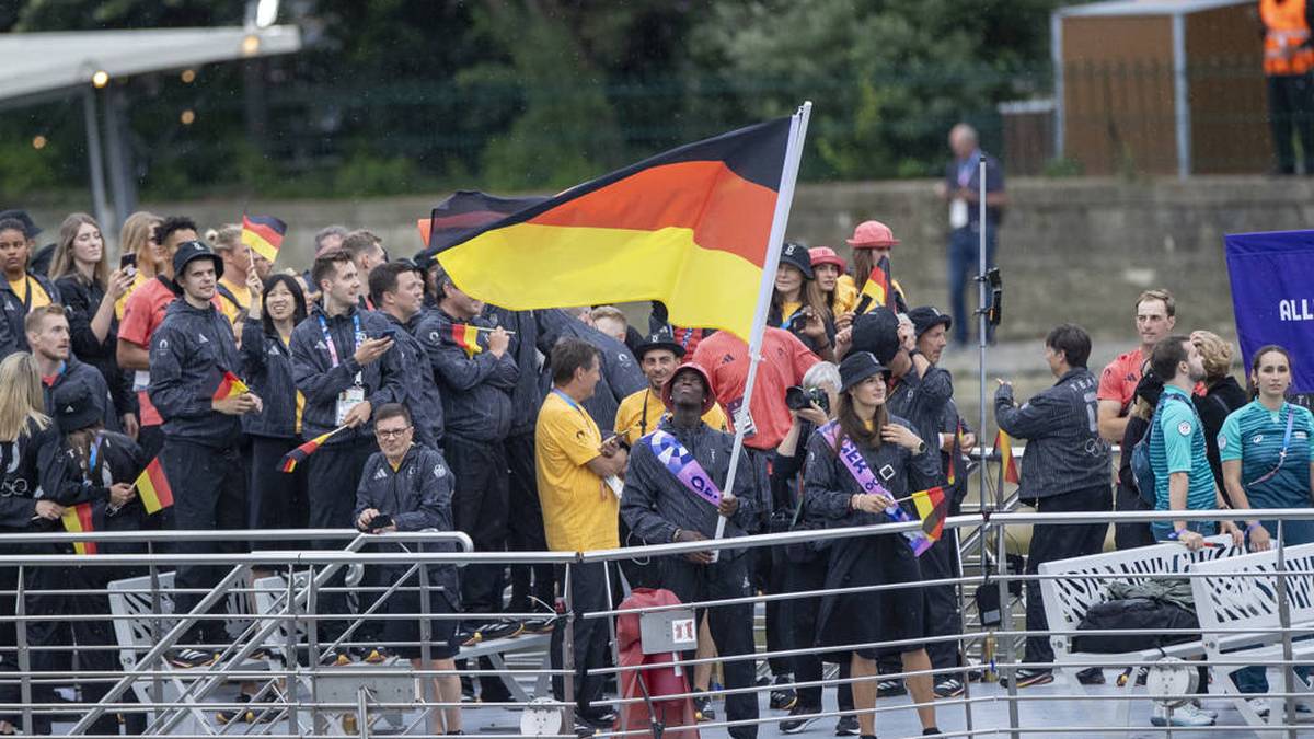 Die Sportlerinnen und Sportler geben sich deutlich bodenständiger. Auf Schiffen werden die einzelnen Nationen präsentiert. Bei der Fahrt auf der Seine tragen Basketball-Weltmeister Dennis Schröder und Judo-Weltmeisterin Anna-Maria Wagner die deutsche Fahne