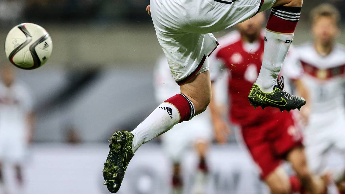 Wenn Nike eine Mannschaft mal nicht bekommt, treibt die Firma zumindest die Preise für die Konkurrenz hoch. So geschehen bei der deutschen Nationalmannschaft. Nike flirtete offensiv, Adidas wollte sein Prestigeobjekt nicht verlieren. Die Folge: Ein dicker Millionenvertrag, den die Deutschen bezahlen müssen